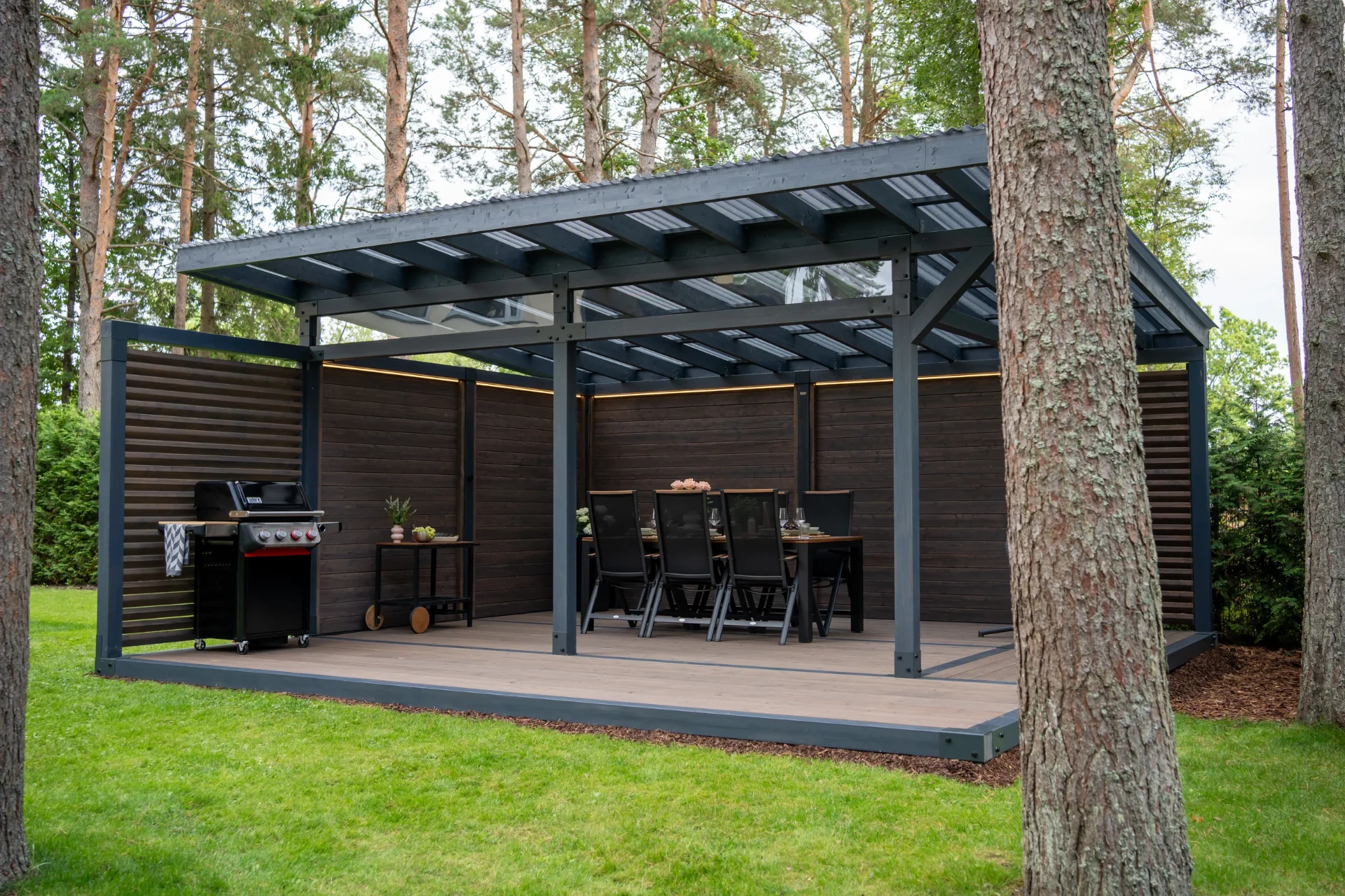 Fjordly Garden Room avautuu pohjoismaiseen maisemaan.